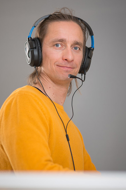 Antti Autio puhelimessa.